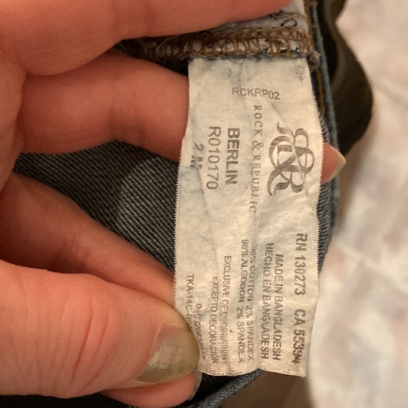 ROCK & REPUBLIC JEANS.           Size 2 - Picture 6 of 6